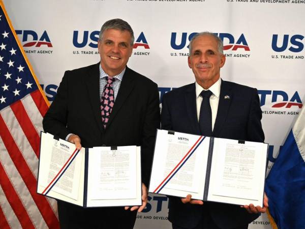 Nasry Asfura, presidente de Honduras, tras firmar el acuerdo con Thomas R. Hardy.