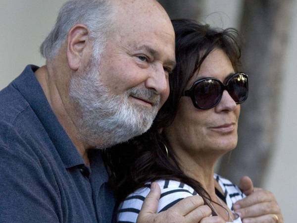 La pareja habría sido degollada tras una posible discusión con su hijo, según revelaron medios.