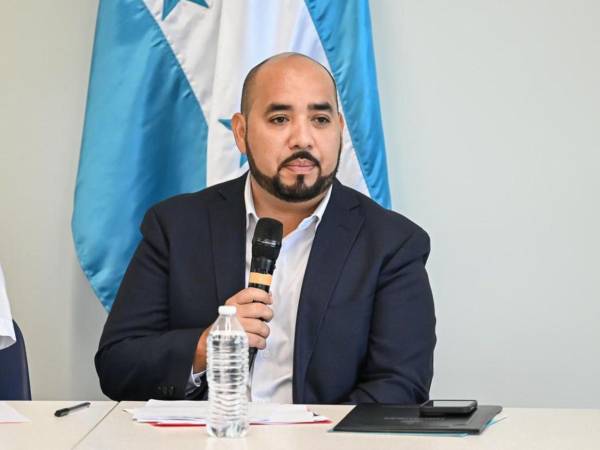 El ministro de Educación dijo que este domingo podrían tomar decisiones si las lluvias persisten.