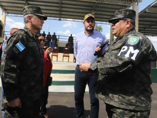 El jefe del Estado Mayor Conjunto, Roosevelt Hernández (a la izquierda), junto al general Ramiro Muñoz. Al fondo está el extitular de la Secretaría de Defensa, José Manuel Zelaya Rosales.
