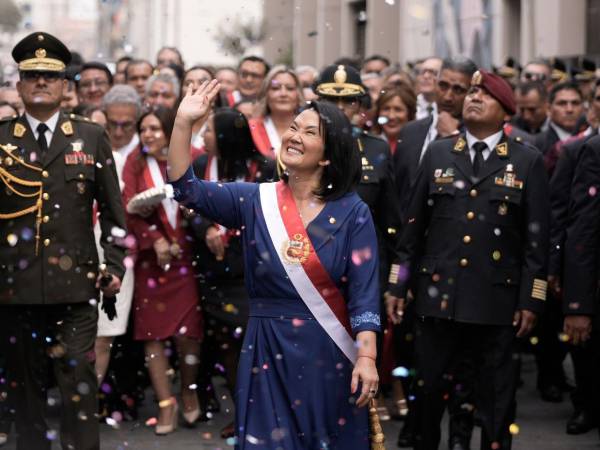 La derechista Keiko Fujimori juró este martes 28 de julio como presidenta de Perú para el quinquenio 2026-2031, acto con el que asume oficialmente el cargo para el que fue elegida en las recientes elecciones, en las que se impuso en la segunda vuelta por una ajustada diferencia de menos de 50,000 votos sobre el izquierdista Roberto Sánchez.