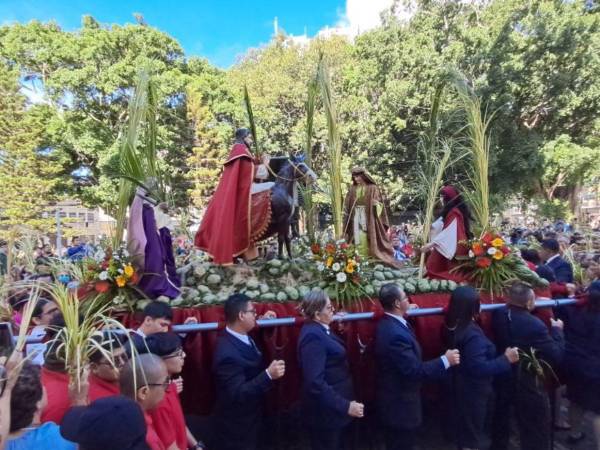 La fe se hizo presente en las calles de Tegucigalpa y Comayagüela, donde cientos de fieles participaron con ramos bendecidos en el inicio de la Semana Santa.