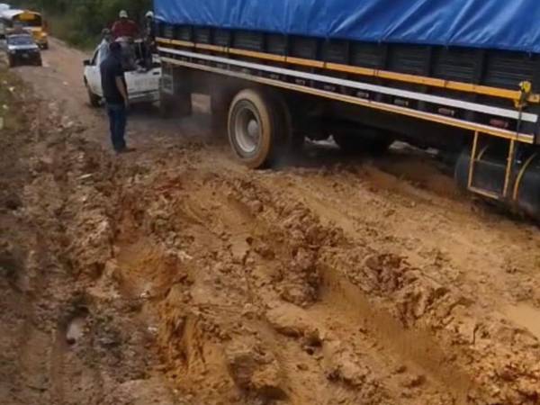 La falta de mantenimiento vial mantiene incomunicadas a comunidades agrícolas que ahora pagan hasta 500 lempiras para mejorar tramos críticos de la calle.