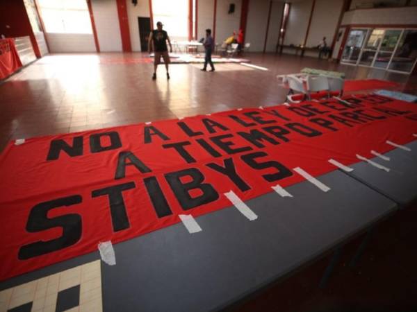 Las consignas del movimiento obrero para este Primero de Mayo incluyen rechazo a la ley de empleo por hora, demandas salariales y defensa de derechos laborales.