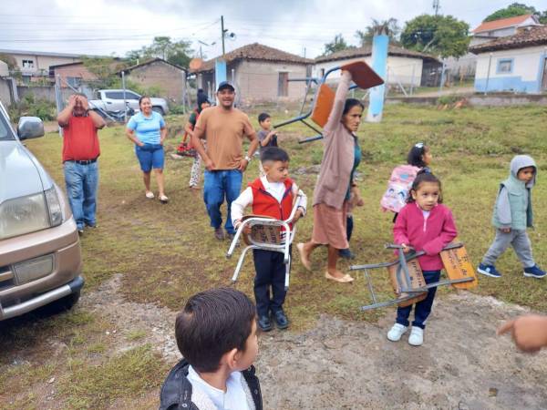 Docentes y padres de familia Jardín Rafael Leonardo Callejas de Lepaterique trasladansus pupitres a los espacios de la iglesia católica para contuinuar con las clases.
