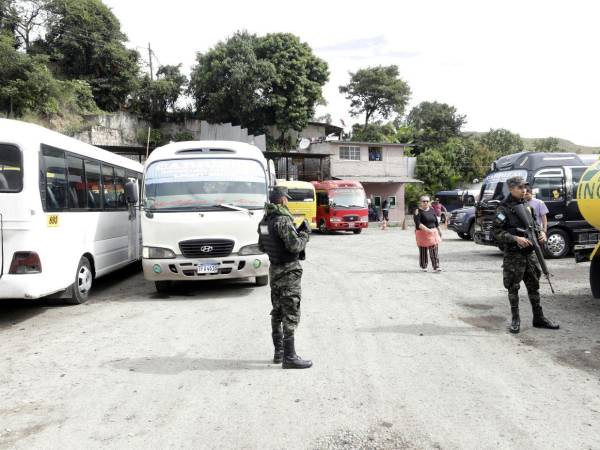 Uno de los sectores que han sido muy afectados por el cobro de extorsión es el transporte, por lo que las terminales de buses son vigiladas por agentes policiales y militares.