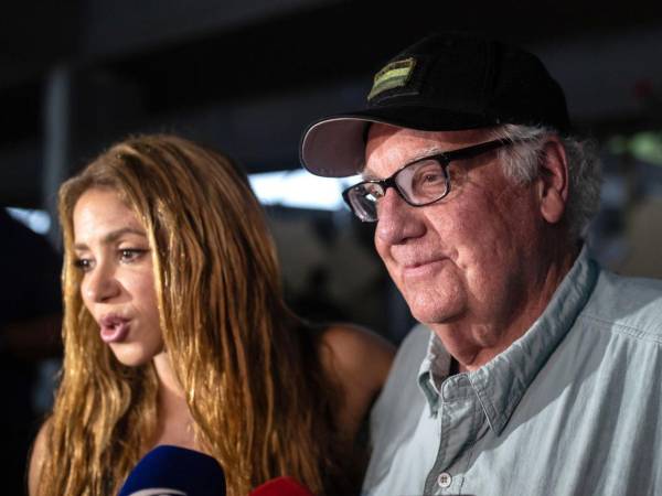 Shakira junto al filántropo estadounidense Howard Graham Buffett harán la reconstrucción de los centros educativos.