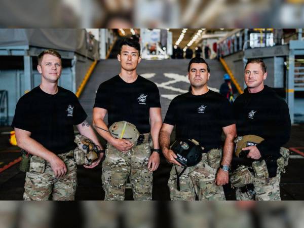 El teniente comandante Jesse Wang, el suboficial mayor médico Laddy Aldridge, los suboficiales médicos Vlad Link y Steve Kapala conforman el equipo encargado de recibir a los astronautas.