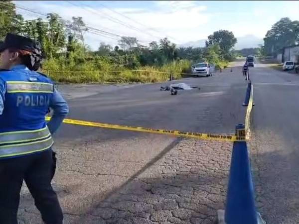 Los cuerpos de las dos personas quedaron tirados en medio de la calle.