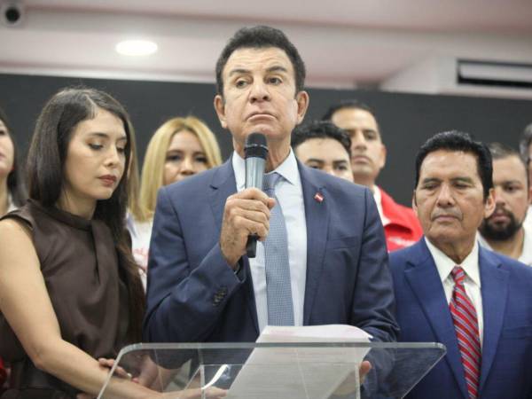 Nasralla afirmó que su posición no responde a interpretaciones personales, sino a “señalamientos documentados” que, aseguró, obligan a fijar una postura clara frente al país.