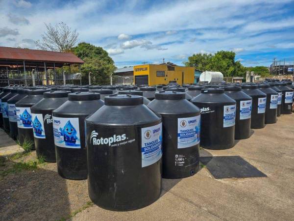 Más de 500 tanques serán distribuidos en escuelas capitalinas para mitigar la escasez de agua que afecta a estudiantes y docentes.