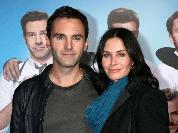Trece años, un compromiso roto y una reconciliación que parecía haber superado toda prueba. Sin embargo, la actriz Courteney Cox, de 62 años, y el músico Johnny McDaid, de 49, han confirmado el fin de su historia de amor, en lo que quienes los conocen describen como una decisión madura, sin heridas abiertas ni reproches.