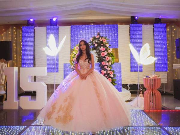 Alison Munguía celebró sus quince años con una fiesta al estilo princesa de cuentos de hadas en el Colegio de Abogados de Juticalpa, Olancho.