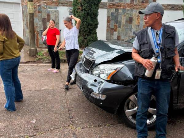El carro tipo camioneta -propiedad de un vecino- y que utilizó para chocar 13 vehículos más, quedó destruido en su parte frontal