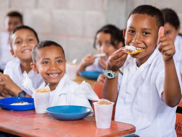 Para este año Honduras destinó 1,022 millones de lempiras para llevar merienda escolar a los más de 21,000 centros educativos públicos que hay en el país.