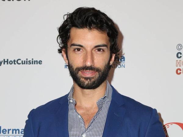 Justin Baldoni, actor y cineasta estadounidense, vuelve a estar en el centro de la polémica tras la aparición de un testimonio que cuestiona su comportamiento en el ámbito profesional. El documento, presentado de forma anónima, hace referencia a episodios de abuso verbal y podría convertirse en un elemento determinante en el juicio que enfrentará en 2026.