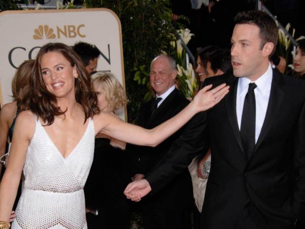Jennifer Garner tenía 43 años, tres hijos pequeños y un matrimonio desmoronándose ante las cámaras del mundo entero cuando Hollywood dejó de esperarla. La actriz texana, conocida mundialmente por la serie de espionaje Alias y por películas como 13 Going on 30, Juno y Dallas Buyers Club, acaba de romper años de relativa discreción sobre ese capítulo de su vida en una entrevista exclusiva con la revista InStyle, publicada esta semana con motivo del estreno de su próxima miniserie en Peacock, The Five Star Weekend.