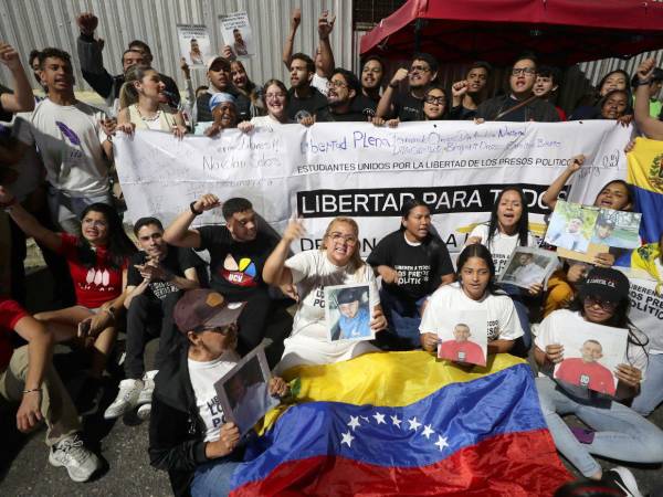 Familiares de presos políticos sostienen carteles en una manifestación este domingo, frente al centro penitenciario Zona 7 en Caracas (Venezuela).