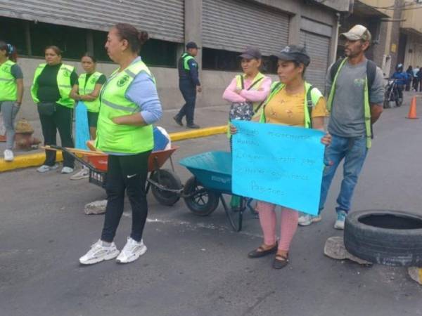 Los empleados permanecen concentrados en el edificio AER, ubicado en el barrio La Ronda, sobre la avenida Cristóbal Colón, contiguo al Hospital Viera. Los conductores que utilizan esta ruta deben tomar precaución.