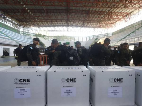 Militares se preparaban ayer sábado para distribuir maletas electorales en San Pedro Sula.