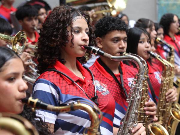 Disciplina y talento destacan en las palillonas, pomponeras y banda del Liceo San Juan.