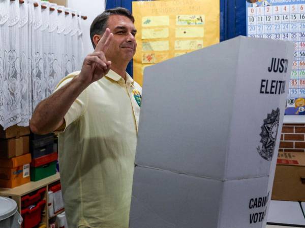 El hijo del expresidente Bolsonaro lidera las elecciones presidenciales en Brasil.