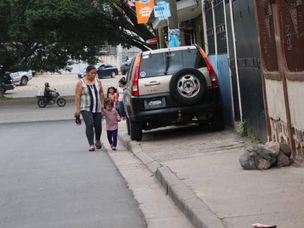 Los conductores que dejen mal estacionados o en bordillos amarillos sus vehículos tendrán una multa de 400 lempiras, mientras que los que se estacionen en aceras la multa ascenderá a 3,000.