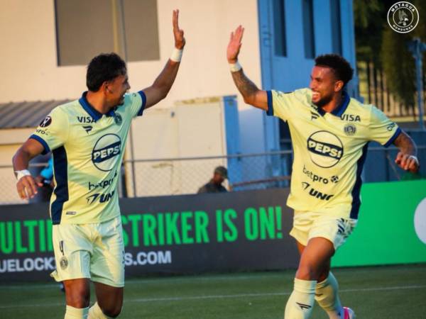 Luis Vega fue el primero en anotar en la portería que defendió Woodrow West del Verdes FC.