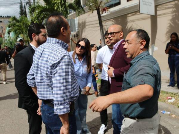 Fernando González llegó hasta los juzgados capitalinos para representar a sus defendidos.