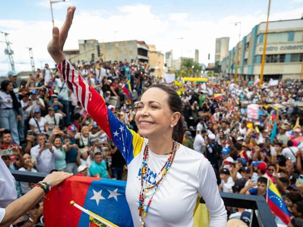Oposición venezolana se vuelca con el Nobel a Machado por su compromiso con la democracia.