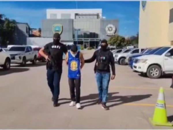 Droga, arma de fuego y munición decomisadas a un menor durante un operativo policial en Tegucigalpa.