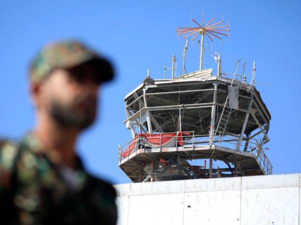 Las Fuerzas Armadas del gobierno yemení bombardearon este lunes la pista del aeropuerto internacional de Saná para evitar el aterrizaje de un avión procedente de Irán con una delegación hutí.