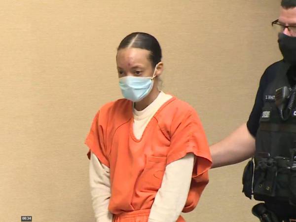 Un juez declaró no culpable por razón de locura a Leandra Andrade, acusada de la muerte de su hija de dos años, Lanoix Andrade, ocurrida en agosto de 2022 en la ciudad de Virginia Beach. La resolución judicial desestimó los cargos de homicidio agravado y negligencia infantil, lo que evitó la realización de un juicio público.