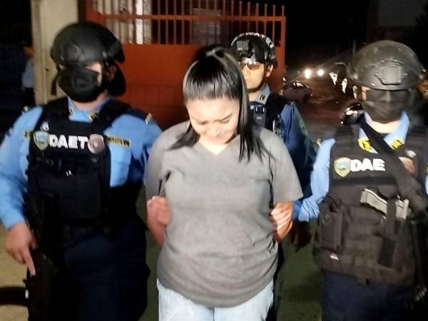 DAET y MP logran prisión preventiva para alias “La Negra”, acusada de dirigir millonarios cobros extorsivos.