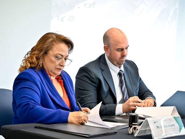 La ministra de Educación, Arely Argueta y el director del Programa Internacional McGovern-Dole en Honduras, Roger Sánchez, firmaron el memorándum de entendimiento este viernes.