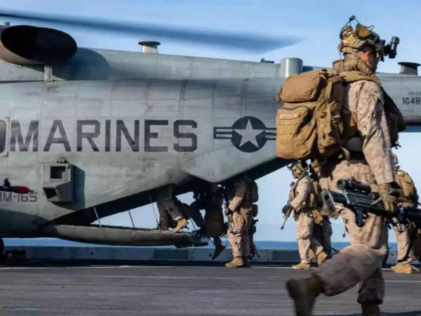 El buque USS Tripoli, que estaba en Japón, se dirige ya hacia Oriente Medio, señalaron dos de los funcionarios citados.