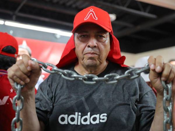 Los ciudadanos, partidos políticos y observadores internacionales reclaman transparencia y rapidez en los resultados.