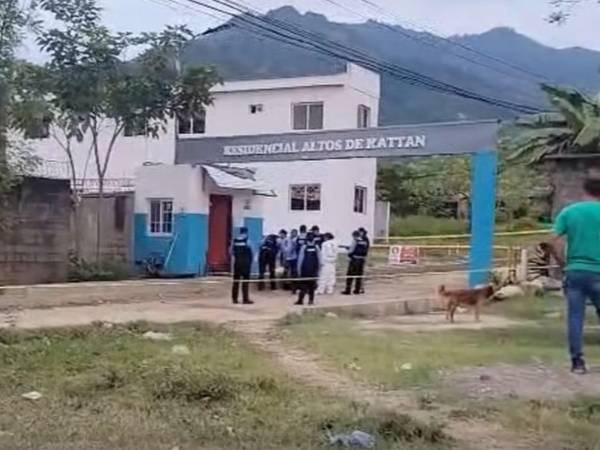 Agentes de la Dirección Policial de Investigaciones (DPI) realizan las indagaciones del caso en la zona donde se registró la muerte violenta.