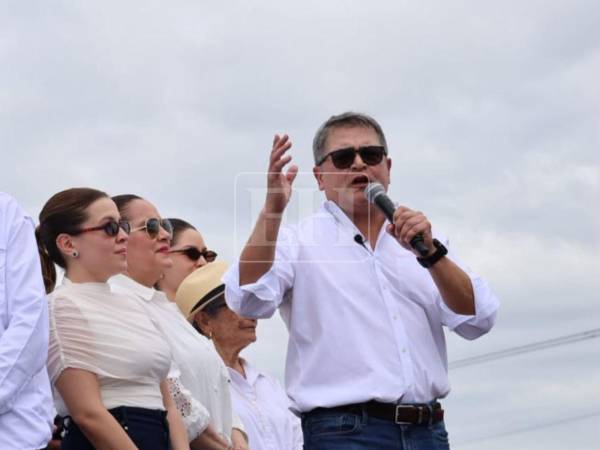 Este domingo 26 de julio, el expresidente Juan Orlando Hernández regresó a Honduras después de cuatro años detenido en Estados Unidos, un periodo en el que su núcleo familiar experimentó cambios que no presenció de manera directa. ¿Qué cambios encontrará en su familia? Su esposa, Ana García, describió algunos de esos cambios en declaraciones previas a su llegada al país.