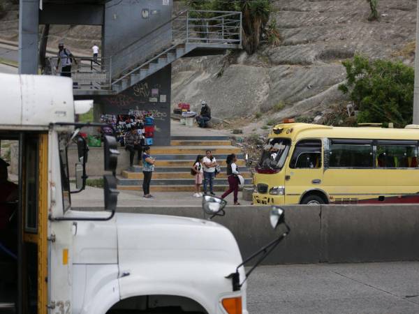 Taxistas, conductores de buses y usuarios, todos piden a las autoridades municipales velar por la seguridad de cada uno de ellos, comenzando por alumbrar sus espacios de trabajo y más presencia policial.