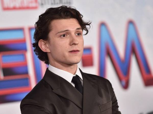 Spider-Man Brand New Day acumuló 932 millones de dólares en su primer fin de semana en salas de todo el mundo, la mayor apertura global para una película de superhéroes después de Avengers Endgame. El estreno, con Tom Holland de vuelta bajo la máscara del trepamuros, llegó apenas dos semanas después de que La odisea, el drama épico de Christopher Nolan, superara los 900 millones de dólares en su recorrido mundial. Ambas producciones comparten protagonista, y esa coincidencia ha bastado para situar al actor británico en el centro de las cuentas de Hollywood este verano.