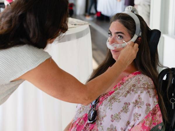 Leah Stavenhagen, de 32 años, fundó Her A.L.S. Story para conectar con otras mujeres que padecen el mal.