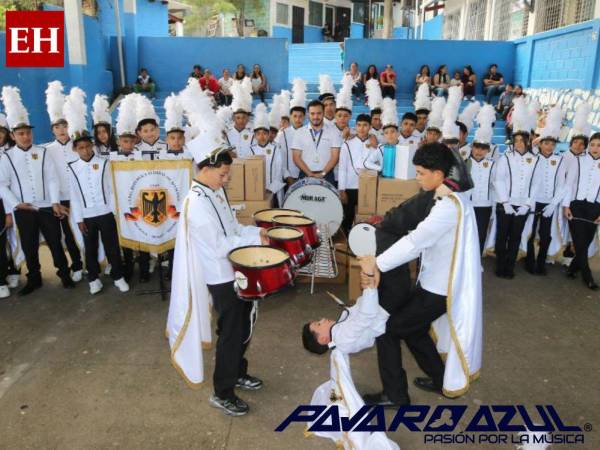 Un total de 14 instrumentos valorados en 40,000 lempiras fueron entregados al Centro de Educación Básica República Federal de Alemania, ganador del primer lugar.