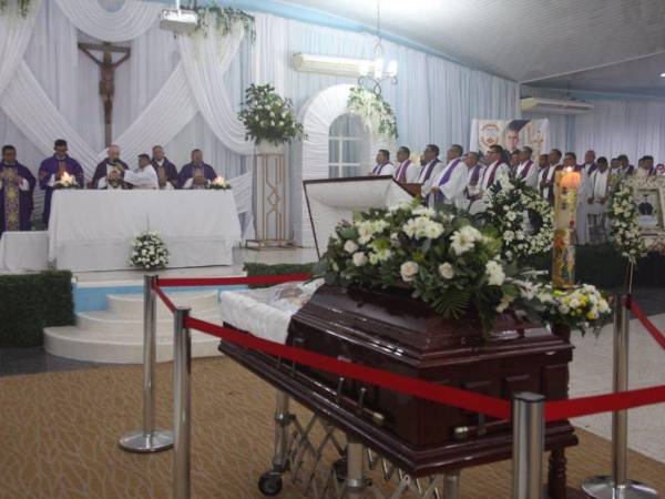 Feligreses y sacerdotes reciben en Honduras el féretro del obispo de Choluteca. El país se une en oración para darle el último adiós.