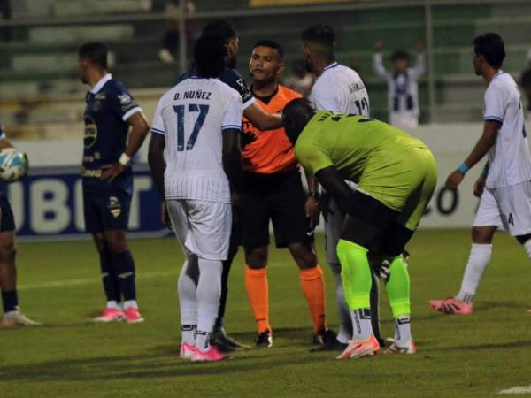 Polémico penal en el Motagua ante Génesis; señalan al árbitro Arlington Escobar