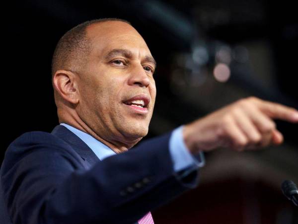 Hakeem Jeffries también dejó claro que están abiertos a negociar con la mayoría republicana, que controla tanto la Cámara de Representantes como el Senado.