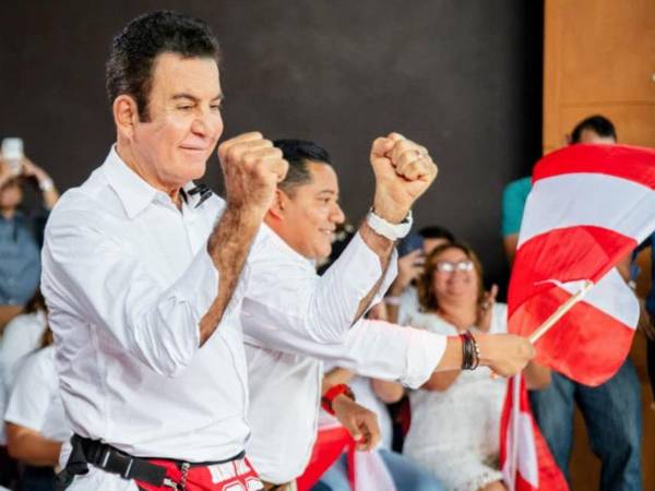 Salvador Nasralla es el candidato presidencial del Partido Liberal.