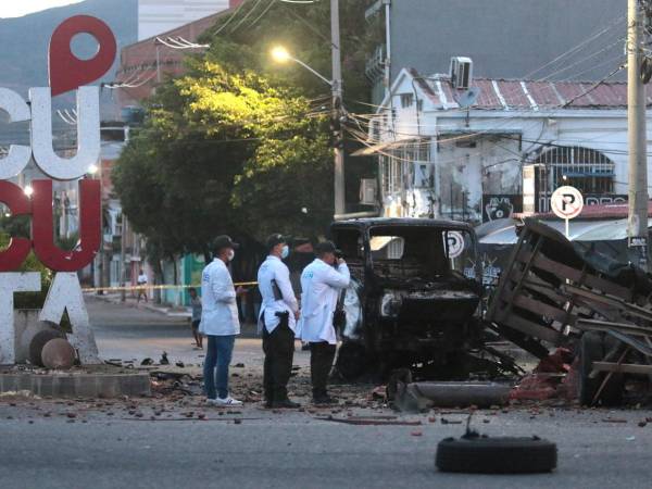Al menos ocho policías y otras tres personas resultaron heridas este sábado por la explosión de un vehículo bomba cerca del comando de la Policía del Departamento de Norte de Santander, en la ciudad colombiana de Cúcuta, fronteriza con Venezuela, que fue seguida de otras detonaciones. Aquí los destrozos que dejó: