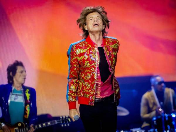 Las escasas imágenes publicadas muestran a un hombre del que no se ve el rostro en el momento de poner el vinilo mencionado. La camiseta negra que lleva puesta dice ¿Quién diablos son Las Cucarachas?.