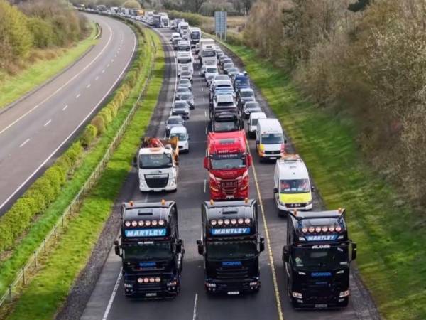 Agricultores, transportistas y otros trabajadores de Irlanda han salido a las calles para exigir medidas urgentes ante el incremento sostenido del costo del diésel y la gasolina.
